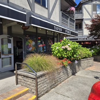 YoYo Poke - View from outside, at the NW corner of the Winslow Green shopping center. Shared outdoor seating starts pay the Yoyo Poke shop. - Poke Near Me - Bainbridge Island, Washington