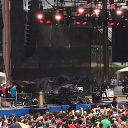 Warm crowd near Edgefest stage. Warm crowd near Edgefest stage.