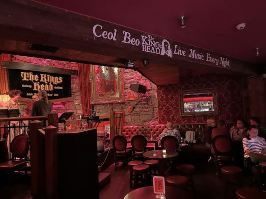 The Kings Head by null