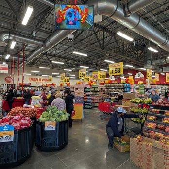 Grocery Outlet - This is an overall view of the inside just after coming in. Photo taken March 13, 2026. - Grocery Near Me - Virginia Beach, Virginia Grocery Outlet - This is an overall view of the inside just after coming in. Photo taken March 13, 2026. - Grocery Near Me - Virginia Beach, Virginia