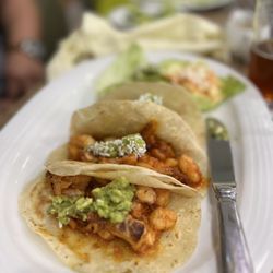 Real Inn - Tacos de camarón y pulpo.