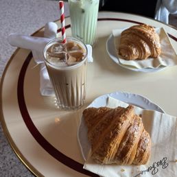 matcha, vanilla latte, croissants