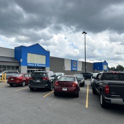 Walmart Supercenter - Front of stire