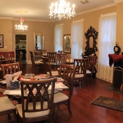 50 Lincoln Short North Bed and Breakfast - Enjoy wonderful breakfast in the dining room.