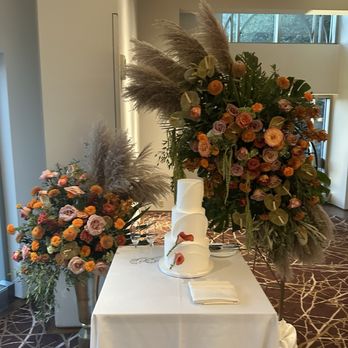 Multiflor Inc - Calle Lillie's were added to the wedding cake. - Florists Near Me - Fairfax, Virginia