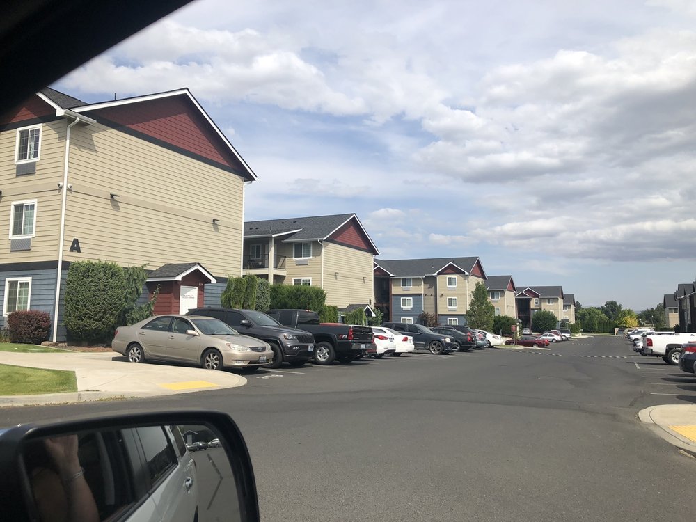 CASTLE CREEK APARTMENTS Updated September 2024 5200 W Nob Hill Blvd