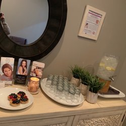 Skintuition - Corner waiting area