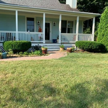 Looks Good Landscaping - the front of the house - Landscaping Near Me Looks Good Landscaping - the front of the house - Landscaping Near Me