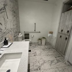 Poseidon Spa - Bathroom and lockers