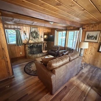Arrowhead Pine Rose Cabins - Little House on the Pond: Living room - Hotels Near Me - Twin Peaks, California Arrowhead Pine Rose Cabins - Little House on the Pond: Living room - Hotels Near Me - Twin Peaks, California
