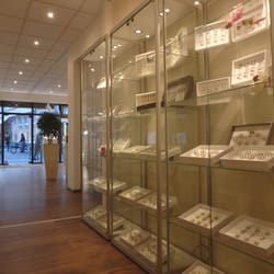 Trauringschmiede - Die Trauringschmiede in Aachen zeigt deutlich über 1000 Ringmodelle in der ständigen Ausstellung.