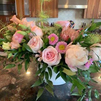 The San Clemente Florist - I think this is the standard Powder Pink. Isn't it fantastic? About 24x16 inches across. Wow! - Floral Designers Near Me The San Clemente Florist - I think this is the standard Powder Pink. Isn't it fantastic? About 24x16 inches across. Wow! - Floral Designers Near Me