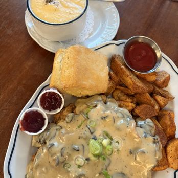 Screen Door Pearl District - Chicken & Biscuits (Vegetarian Mushroom Gravy) Cheddar Grits - Southern Near Me - Portland, Oregon