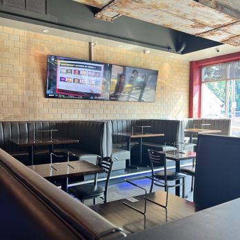 Two Cities Pizza Company - Seating - Pizza Near Me - Mason, Ohio