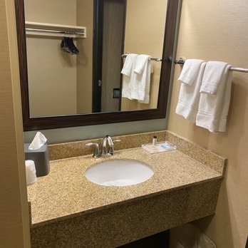 Holiday Inn & Suites Duluth-Downtown - Bathroom - Hotels Near Me - Duluth, Minnesota