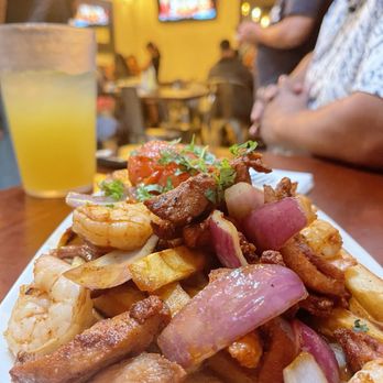 Listo el Pollo - Saltado de pollo y camarones - Peruvian Near Me - Reseda, California Listo el Pollo - Saltado de pollo y camarones - Peruvian Near Me - Reseda, California
