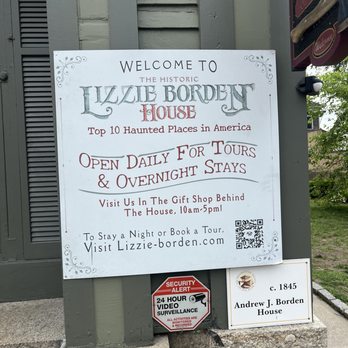 Lizzie Borden Bed & Breakfast Museum - Bed & Breakfast Near Me - Fall River, Massachusetts