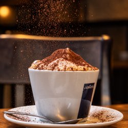 Industria Pizzeria + Bar - Une pause café, version Industria. Douce et crémeuse.
A coffee break, Industria style. Smooth and creamy.