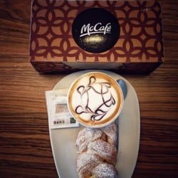 Mc Donald's - Cappuccino + treccia alla crema + scatola da 6 macarons: 6,10 euro