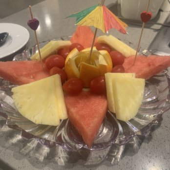 Haidilao Hotpot Flushing - Complimentary fruit platter - Hot Pot Near Me - Flushing, New York
