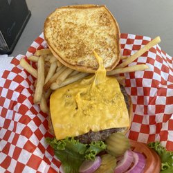 Slackers Burger Joint - Cheeseburger