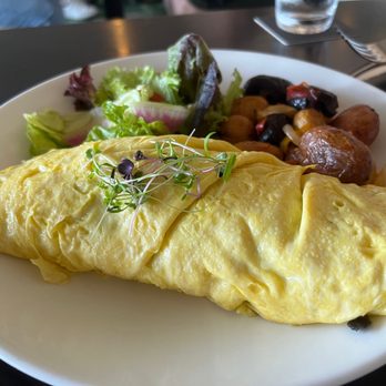 Solera - Farmer's Omelette - Lounges Near Me - Honolulu, Hawaii