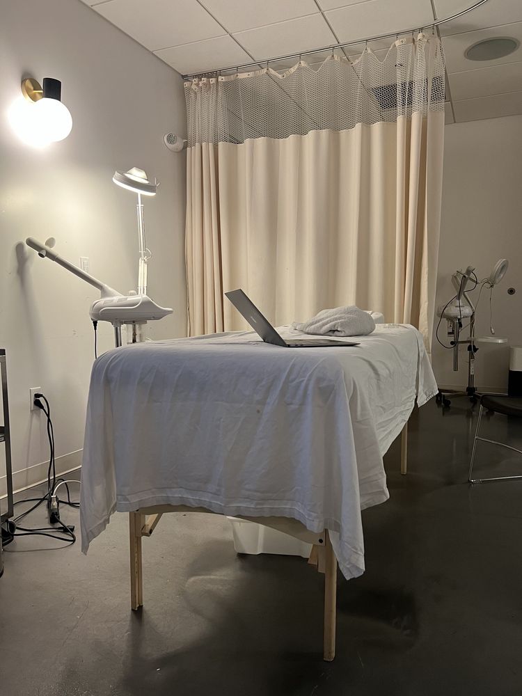 Emi Esthetics Logo