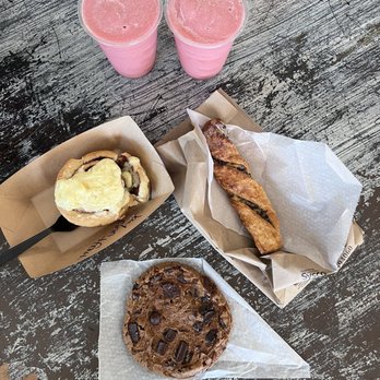 Big Blue Bear - Baked goods and their amazing smoothies! - Coffee & Tea Near Me - Kernville, California