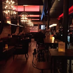 Barbarossa Lounge - Very nice chandeliers!