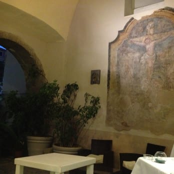 Il Buco - Outside tables. - Italian Near Me - Sorrento, NA Il Buco - Outside tables. - Italian Near Me - Sorrento, NA