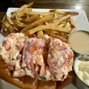 Portside Tavern - Lobster roll and French fries - American Near Me - Hyannis, Massachusetts Portside Tavern - Lobster roll and French fries - American Near Me - Hyannis, Massachusetts