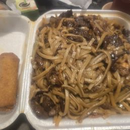 Spicy combo lo-mein and reg egg roll