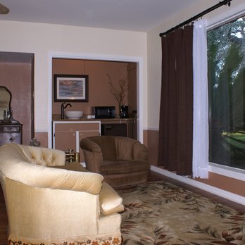 Anthony's By The Sea - Honeymoon Suite - this suite includes a coffee bar, drink fridge, and microwave. - Bed & Breakfast Near Me - Rockport, Texas