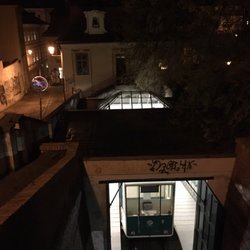 Lanová dráha na Petřín - Lanovka je připravena ke startu a k vyproštěni milenců a opilců z petrinskych  podniku