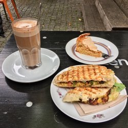 Café blumen - Blumenkohl Panini, Mandelkuchen, Chai Latte