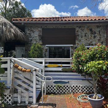 Uncle Hanks’ Hideaway - Picture of the outside of the restaurant - American Near Me - Miami Springs, Florida