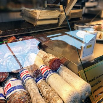 Amorosa - Italienische Spezialitäten in der Auslage. - Italian Near Me - Hanover, NI