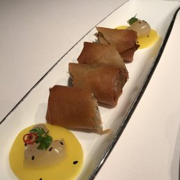 Spring rolls with lobster and black truffle