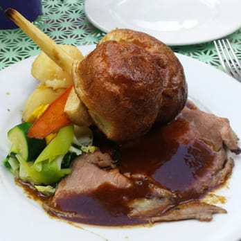 Queens Head Inn - Proper Sunday roast with Yorkshire pudding - Pubs Near Me - Cheltenham, GLS