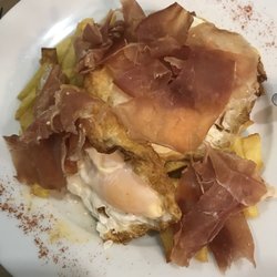 Huevos rotos con jamón y papas