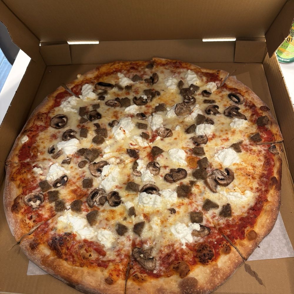 Mushroom meatball and ricotta cheese pizza Mushroom meatball and ricotta cheese pizza