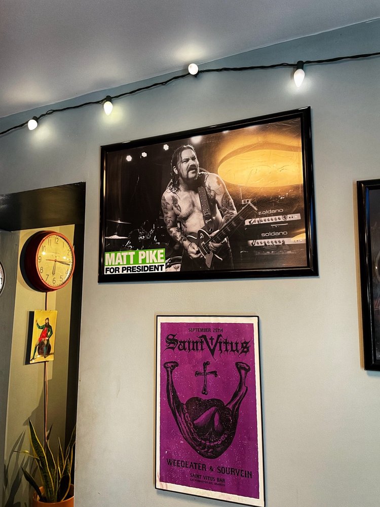 Duke's Liquor Box Logo