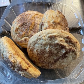 Parisien Bakery - 6 pack Snickerdoodle cookies - didn't taste fresh.  More on the chewy side - Bakeries Near Me - Clovis, California