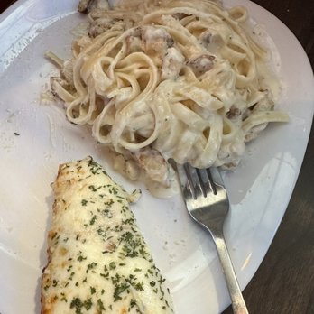 Crust Pizza Co. - Kingwood Docks - Chicken Fettuccine Alfredo, comes with cheesy bread. - Pizza Near Me - Kingwood, Texas