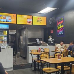 Lola's Chicken - The dining room