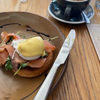 Giraffe - Eggs Benedict with salmon - New Zealand Near Me - Auckland, AUK