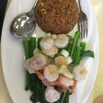 Minghin Cuisine - Shrimp and vegetables with fried rice from lunch menu. - Dim Sum Near Me - Naperville, Illinois Minghin Cuisine - Shrimp and vegetables with fried rice from lunch menu. - Dim Sum Near Me - Naperville, Illinois