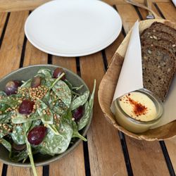 Katz Orange - Spinach salad and bread service