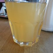 Foto zu Barcomi's - Berlin, Deutschland. Kleine Apfelsaftschorle