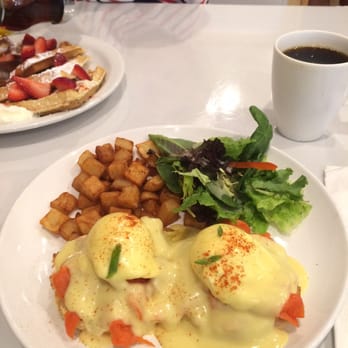 Aloha Kitchen - Salmon Benedict - Breakfast & Brunch Near Me - Honolulu, Hawaii